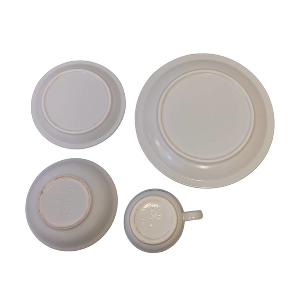 Pfaltzgraff Yorktowne Stoneware Partial Dinner Set - Picture 2 of 5